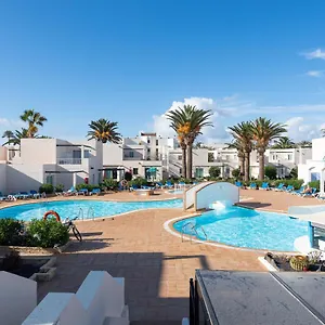 Con Terraza Y Piscina En Apartamento Corralejo